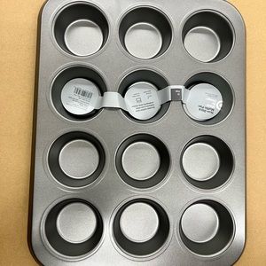 BRAND NEW MUFFIN PAN. EXCELLENT QUALITY FOR BAKING. (10) IN STOCK.BRAND NEW!